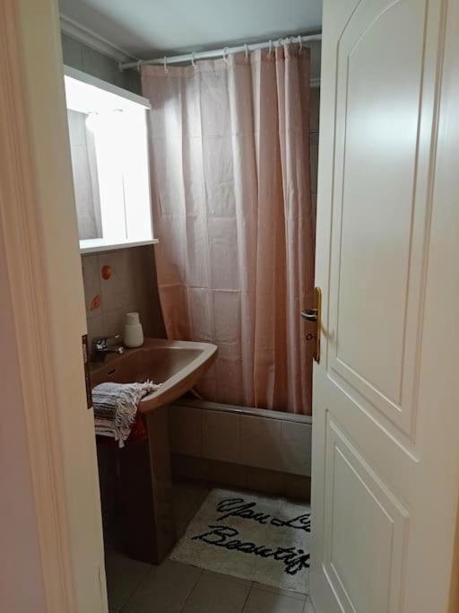 Vincent - Central 2 Bedroom Apartment 79Sqm ตรีโปลิส ภายนอก รูปภาพ